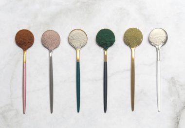 Sağlık ve güzellik için farklı beslenme malzemeleri - kolajen, vitamin, biyotin, kaşıklardaki protein tozu