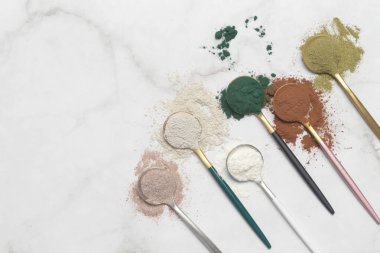 Sağlık ve güzellik için farklı beslenme malzemeleri - kolajen, vitamin, biyotin, kaşıklardaki protein tozu