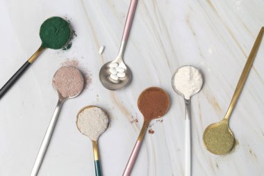 Sağlık ve güzellik için farklı besin takviyeleri - kolajen, vitamin, biyotin, haplardaki protein ve toz