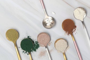 Sağlık ve güzellik için farklı besin takviyeleri - kolajen, vitamin, biyotin, haplardaki protein ve toz