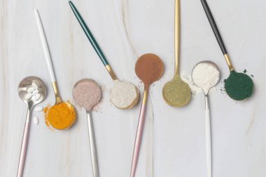 Sağlık ve güzellik için farklı besin takviyeleri - kolajen, vitamin, biyotin, haplardaki protein ve toz