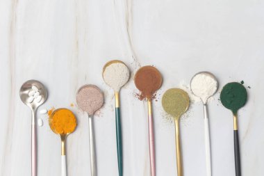 Sağlık ve güzellik için farklı besin takviyeleri - kolajen, vitamin, biyotin, haplardaki protein ve toz