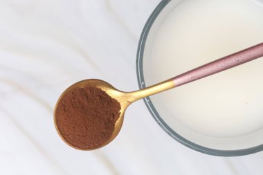 Kaşık içinde şekersiz kakao tozu.