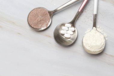 Sağlık ve güzellik için farklı besin takviyeleri - kolajen, vitamin, biyotin, haplardaki protein ve toz