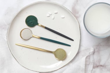 Sağlık ve güzellik için farklı besin takviyeleri - kolajen, vitamin, biyotin, haplardaki protein ve toz