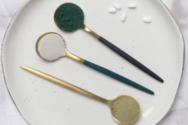 Sağlık ve güzellik için farklı besin takviyeleri - kolajen, vitamin, biyotin, haplardaki protein ve toz