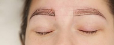 Mikro patinaj, saçlara benzeyen darbeler, kaşlar için kullanılan yarı kalıcı dövme tekniği, daha belirgin ve daha dolgun bir kaş yanılsaması yaratmak için..  