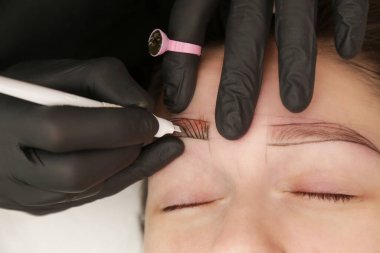 Mikro patinaj - kaşlar için kullanılan yarı kalıcı dövme tekniği daha belirgin ve daha dolgun bir kaş yanılsaması yaratıyor. Sanatçı, doğal görünümlü kaşlar yaratmak için saçlara benzer küçük dokunuşlar yapar.