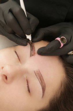 Mikro patinaj - kaşlar için kullanılan yarı kalıcı dövme tekniği daha belirgin ve daha dolgun bir kaş yanılsaması yaratıyor. Sanatçı, doğal görünümlü kaşlar yaratmak için saçlara benzer küçük dokunuşlar yapar.