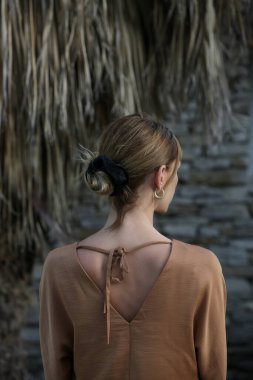 Altın sarısı ipek elbiseli güzel genç manken, moda yaz portresi, zarif lüks kadın tarzı.