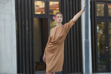 Altın sarısı ipek elbiseli güzel genç manken, moda yaz portresi, zarif lüks kadın tarzı.