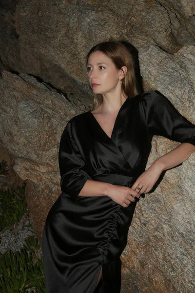 Açık Hava Moda Portresi Siyah Uzun Kollu Mini Elbisesi Olan — Stok fotoğraf