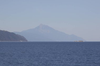 Denizden kutsal Athos Dağı, Halkidiki, Yunanistan manzarası.