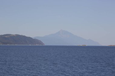 Denizden kutsal Athos Dağı, Halkidiki, Yunanistan manzarası.