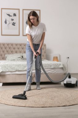 Ev hanımı odayı süpürüyor, ev hayatı, apartman temizliği konsepti