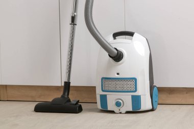 Dairede küçük ve basit bir elektrik süpürgesi var.