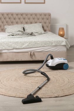 Dairede küçük ve basit bir elektrik süpürgesi var.