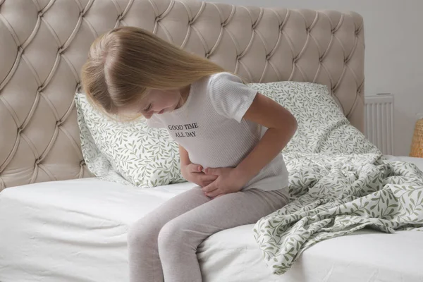 Маленька Дівчинка Лежить Ліжку Спальні Болем Животі Руки Животі — стокове фото