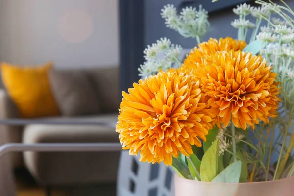 阳台桌上花瓶里的橙花不错 家居装饰理念 免版税图库图片