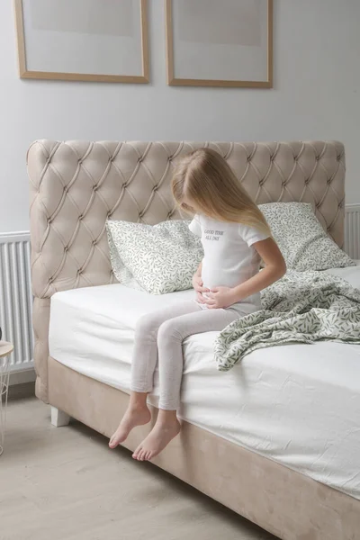 Kleines Mädchen Liegt Mit Bauchschmerzen Schlafzimmer Auf Dem Bett Hände Stockbild