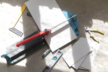 Standart bir fayans kesicisiyle fayanslar kesiliyor. Banyoya fayans döşeme işlemi adım adım yapılıyor. DIY Ev Geliştirme.