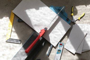 Standart bir fayans kesicisiyle fayanslar kesiliyor. Banyoya fayans döşeme işlemi adım adım yapılıyor. DIY Ev Geliştirme.