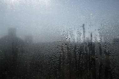Bir kış sabahı pencerenin camında ağır su yoğunlaşması var.. 
