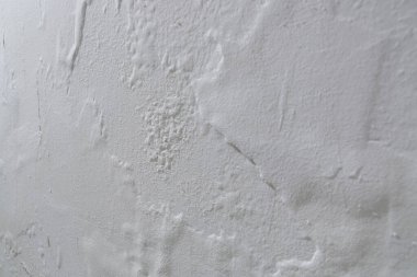 Duvarda güherçile, duvarda su sızıntısı lekesi var. Yapı malzemelerinde bulunan potasyum nitrat oksijenle temas eder ve duvarda aşırı nem yaratır..