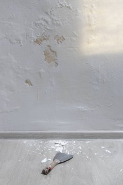 Duvarda güherçile, duvarda su sızıntısı lekesi var. Yapı malzemelerinde bulunan potasyum nitrat oksijenle temas eder ve duvarda aşırı nem yaratır..