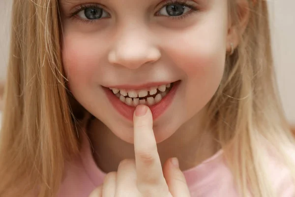 Sevimli Anaokulu Kızı Ilkokul Dişini Gösteriyor Telifsiz Stok Fotoğraflar