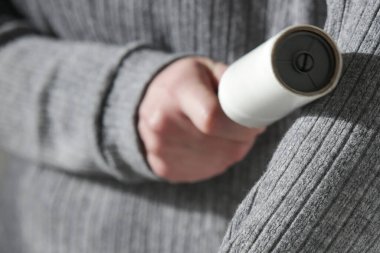 Saç çıkarıcı silindir. Yeniden kullanılabilir giysi kullanan kadın pamuk temizleyicisi.