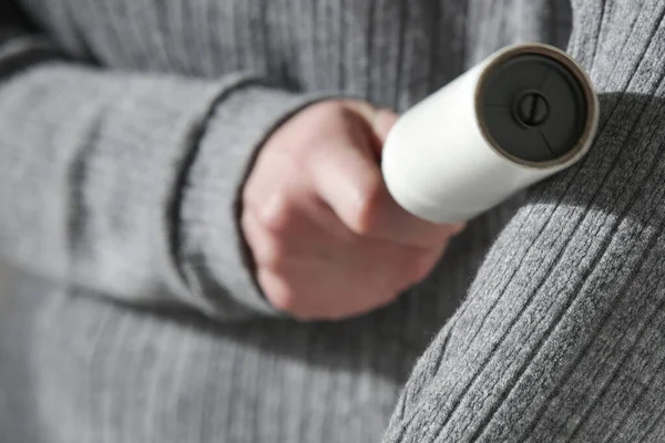 Saç çıkarıcı silindir. Yeniden kullanılabilir giysi kullanan kadın pamuk temizleyicisi.