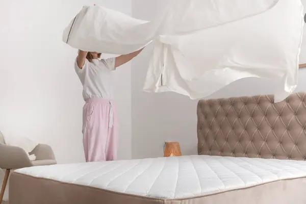 Yatak Odasında Çarşaf Değiştiren Kadın Rahat Hayatı Hanımı Temizliği Yatak Telifsiz Stok Imajlar