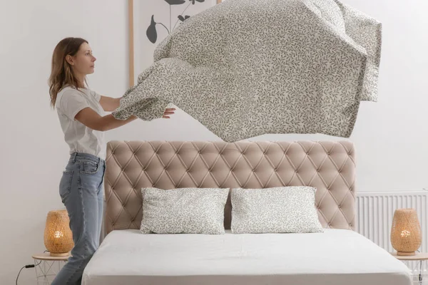 Yatak Odasında Çarşaf Değiştiren Kadın Rahat Hayatı Hanımı Temizliği Yatak Telifsiz Stok Fotoğraflar