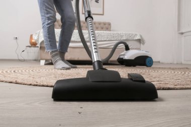 Ev hanımı odayı süpürüyor, ev hayatı, apartman temizliği konsepti