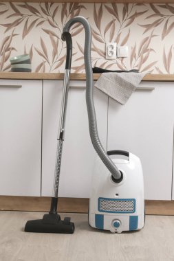 Dairede küçük ve basit bir elektrik süpürgesi var.