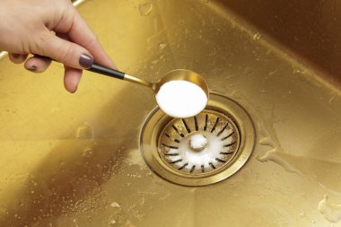 Lavaboyu kabartma tozu ile temizlemek lavaboları boşaltmak ve tıkanıklığı önlemek için. Tıkanmış kanallar için güvenli, etkili, ucuz, doğal bir çözüm..