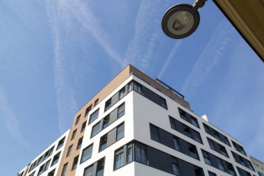 Bina cephesi. Modern yeni inşaat yerleşim yerinin dış yüzeyi.