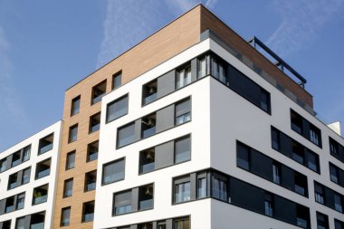 Bina cephesi. Modern yeni inşaat yerleşim yerinin dış yüzeyi.
