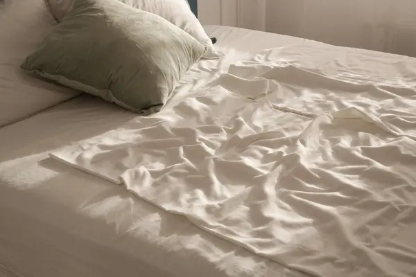 Уютная Элегантная Спальня Blue King Size Bed White Cotton Bed — стоковое фото