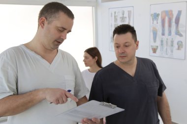 Doktorun muayenehanesindeki kadın kas ve kas gerilimini azaltmak, kas ve kas sorunlarını tedavi etmek ve önlemek için kayropraktik, fizyoterapi veya miyodinamik tedavi uyguluyor..