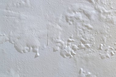 Duvarda güherçile, duvarda su sızıntısı lekesi var. Yapı malzemelerinde bulunan potasyum nitrat oksijenle temas eder ve aşırı nem yaratır.