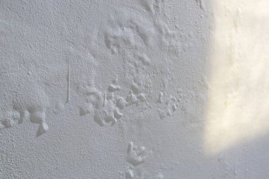 Duvarda güherçile, duvarda su sızıntısı lekesi var. Yapı malzemelerinde bulunan potasyum nitrat oksijenle temas eder ve aşırı nem yaratır.