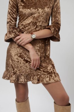 Stüdyo fotoğrafları, altın renkli mini pofuduk elbiseli kadın modeller.