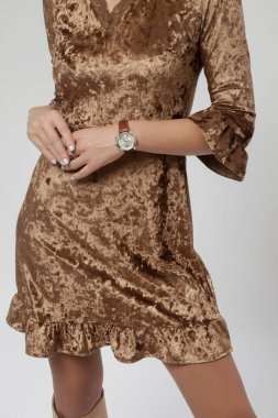 Stüdyo fotoğrafları, altın renkli mini pofuduk elbiseli kadın modeller.