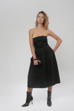 Stüdyo fotoğrafları. Siyah askılı kadın model. A çizgisi Midi elbisesi. 