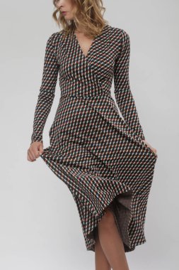 Stüdyo fotoğrafları, modelli kahverengi Midi elbiseli kadın modeller, sonbahar kış moda koleksiyonu..