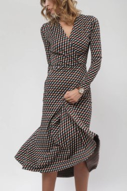 Stüdyo fotoğrafları, modelli kahverengi Midi elbiseli kadın modeller, sonbahar kış moda koleksiyonu..