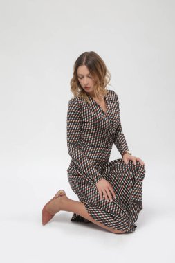 Stüdyo fotoğrafları, modelli kahverengi Midi elbiseli kadın modeller, sonbahar kış moda koleksiyonu..