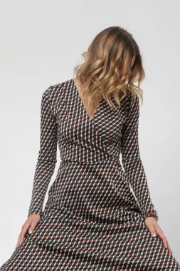 Stüdyo fotoğrafları, modelli kahverengi Midi elbiseli kadın modeller, sonbahar kış moda koleksiyonu..